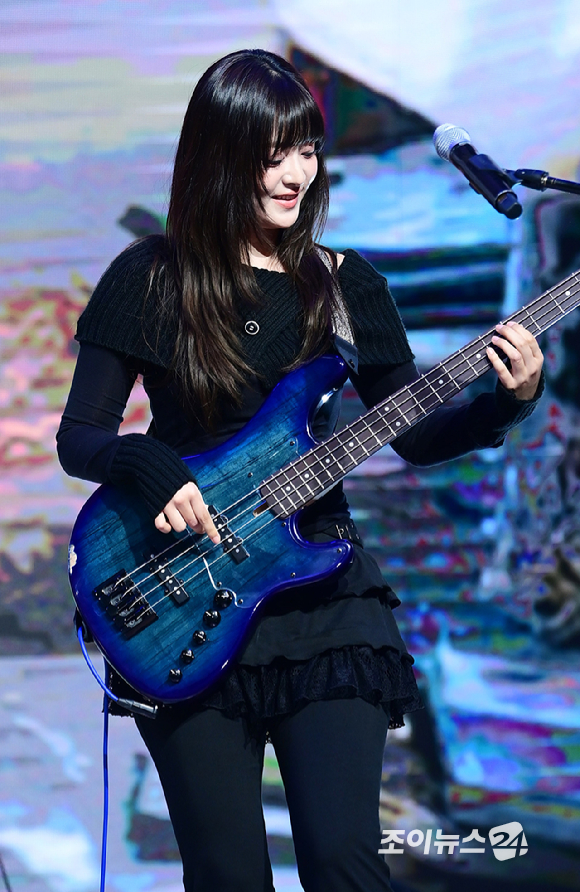 밴드 레이턴시 세미가 18일 오후 서울 마포구 상암동 쇼킹케이팝센터에서 열린 레이턴시(LATENCY) 첫 미니앨범 '레이트 오'클락'(LATE O'CLOCK) 쇼케이스에서 무대를 선보이고 있다. [사진=정소희 기자]