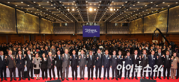 김민석(오른쪽 세 번째) 국무총리와 최태원(왼쪽 두 번째) 대한상공회의소 회장, 정청래(왼쪽) 더불어민주당 대표, 장동혁 국민의힘 대표가 2일 오후 서울 중구 대한상공회의소에서 열린 2026 경제계 신년인사회에서 떡케이크를 자르고 있다. [사진=사진공동취재단]