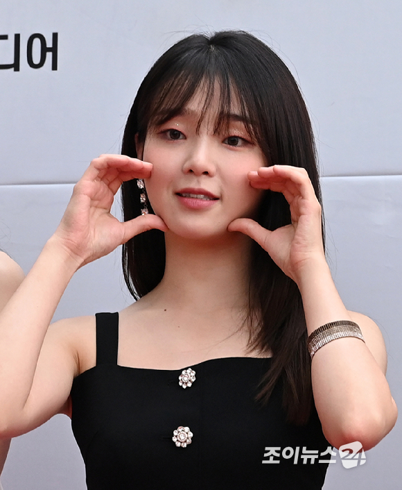 그룹 오마이걸 승희가 25일 오후 서울 잠실학생체육관에서 열린 '2022 K 글로벌 하트 드림 어워즈' 레드카펫에 참석해 포즈를 취하고 있다. [사진=조이뉴스24 DB]