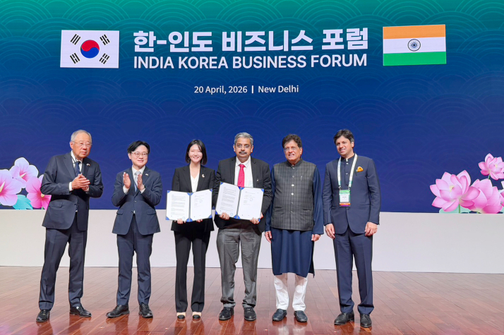 20일 인도 뉴델리에서 한국경제인협회 주관으로 열린 한국-인도 비즈니스 포럼에서 왼쪽부터 류진 한국경제인연합회장, 김정관 산업통상부 장관, 최수연 네이버 대표, 우주왈 마투르 TCS 대표, 피유시 고왈 상공부 장관, 아난트 고엔카 인도상공회의소연합회장이 업무협약 체결 기념 사진을 찍고 있다. [사진=네이버]
