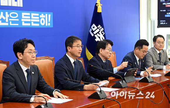 한병도 더불어민주당 원내대표가 17일 서울 여의도 국회에서 열린 정책조정회의에서 발언하고 있다. [사진=곽영래 기자]