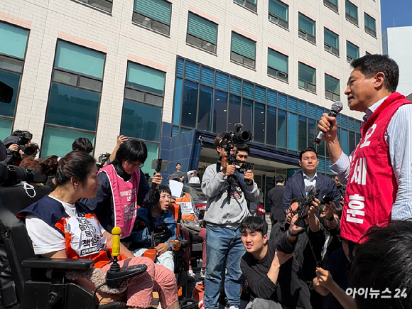 오세훈 국민의힘 서울시장 후보가 12일 '권리 중심 일자리' 복원을 요구하는 전국장애인차별철폐연대(전장연) 시위대를 향해 입장을 밝히고 있다. [사진=김한빈 기자]
