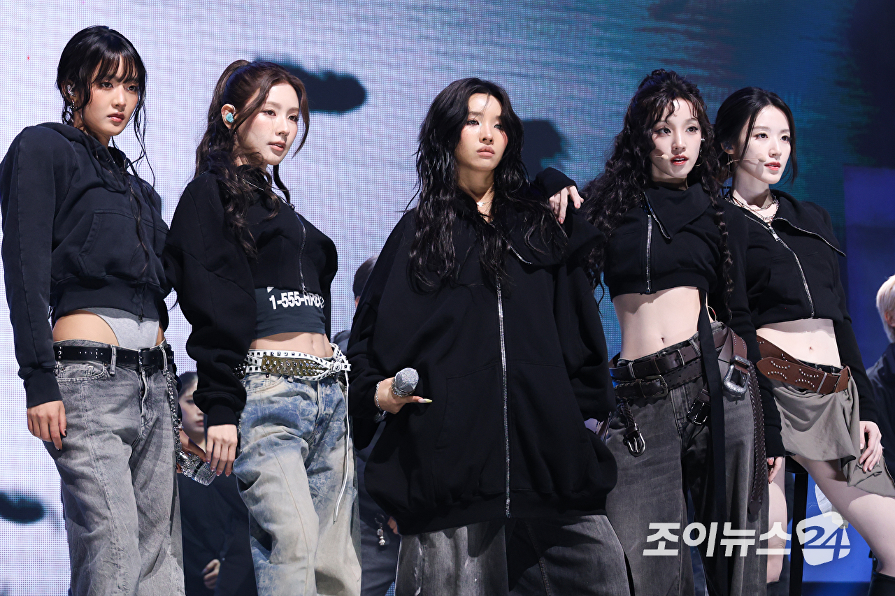 그룹 아이들이 6일 오후 서울 광진구 광장동 예스24라이브홀에서 진행된 아이들(i-dle) 아홉 번째 미니 앨범 '위 메이드'(We made) 발매 기념 쇼케이스에 참석해 열띤 무대를 펼치고 있다. [사진=문수지 기자]