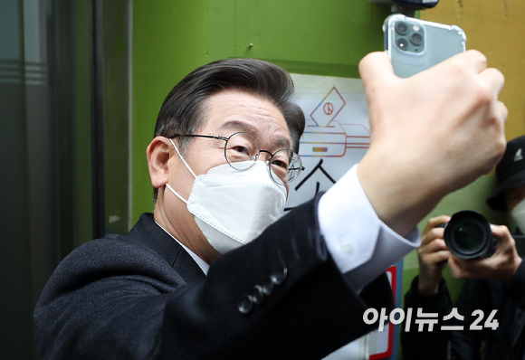 이재명 더불어민주당 대선후보가 4일 오전 서울 중구 소공동 주민센터에서 제20대 대통령 선거 사전투표를 마친 뒤 인증샷을 남기고 있다. [사진=국회사진취재단]