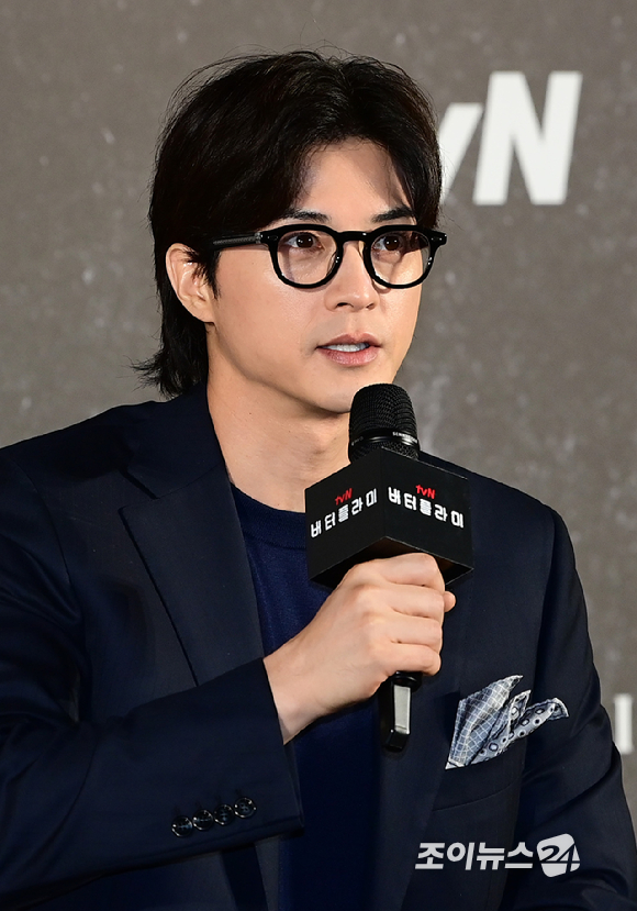 (왼쪽부터)김태희-대니얼 대 킴-레이나 하디스티-김지훈-션 리차드가 21일 오전 서울 용산구 CGV아이파크몰점에서 열린 아마존 프라임 비디오 시리즈 '버터플라이' 제작발표회에 참석하고 있다. [사진=정소희 기자]