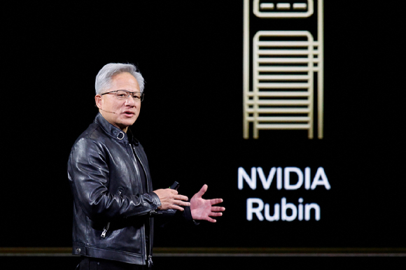 젠슨황 엔비디아 CEO가 16일(현지시간) 미국 캘리포니아주 새너제이에서 개막한 'GTC 2026' 무대에서 '루빈' 제품에 대해 소개하고 있다. [사진=연합뉴스]