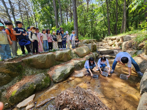 씨라이프 부산 아쿠아리움 관계자들이 지난 10일 금정산에서 도롱뇽 방류 활동에 참여하고 있다. [사진=씨라이프 부산 아쿠아리움]