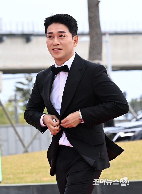 개그맨 김경욱이 28일 오후 인천 파라다이스시티에서 열린 제59회 백상예술대상 레드카펫에서 포즈를 취하고 있다. [사진=김성진 기자]