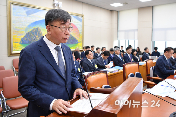 이재연 서민금융진흥원장이 21일 서울 여의도 국회 정무위원회에서 열린 금융감독원 등에 대한 국정감사에서 업무보고를 하고 있다. [사진=곽영래 기자]
