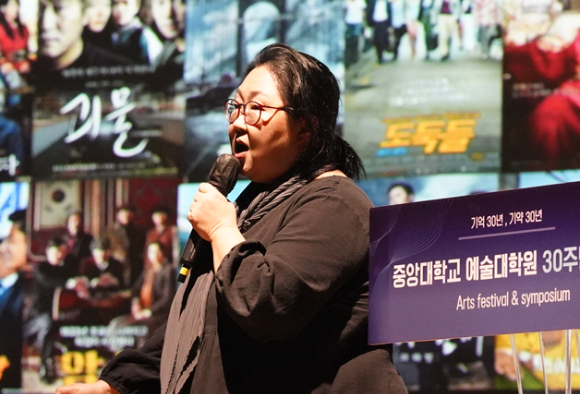 박상규 중앙대 총장이 참석한 가운데 역대 예술대학원장과 소속 학과장들이 30주년을 축하했다. [사진=중앙대학교]