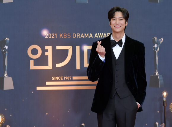 배우 나인우가 31일 오후 여의도 KBS에서 열린 '2021 KBS 연기대상' 레드카펫에 참석해 포즈를 취하고 있다. [사진=KBS]