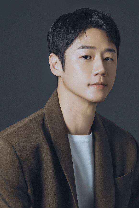 '언젠가는 슬기로울 전공의 생활'에 출연한 배우 정준원이 인터뷰에 앞서 사진촬영을 하고 있다. [사진=에일리언컴퍼니]