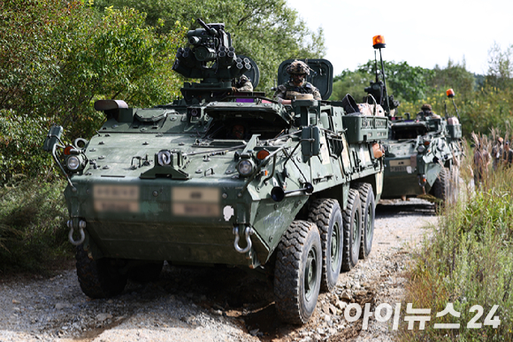 지난 3월 11일 경기도 파주시 법원읍 무건리 훈련장에서 '한미 연합 공중강습 훈련'이 열려 수리온 헬기에서 내린 미군 장병이 목표지역 점령을 위해 전술기동 훈련을 하고 있다. [사진=사진공동취재단]