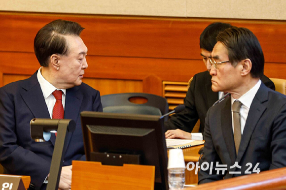 윤석열 대통령이 11일 오전 서울 종로구 헌법재판소에서 열린 윤석열 대통령 탄핵 심판 7차 변론기일에 출석해 배보윤 변호사와 대화를 나누고 있다. [사진=사진공동취재단]