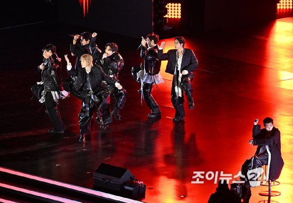 방탄소년단(BTS)이 21일 오후 서울 광화문 광장에서 정규 5집 '아리랑(ARIRANG)' 앨범 발매를 기념해 컴백 무대를 선보이고 있다. [사진=사진공동취재단]