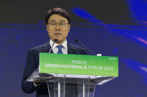 최정우 포스코그룹 회장이 '친환경소재 포럼 2022'에서 기조연설하는 모습 [사진=포스코그룹]