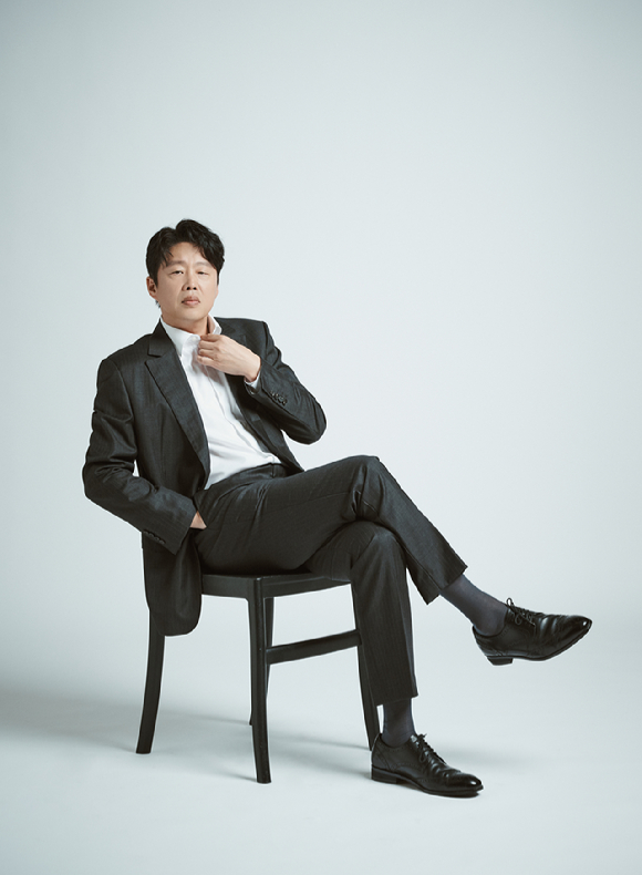 배우 김희원이 인터뷰에 앞서 사진촬영을 하고 있다. [사진=월트 디즈니컴퍼니 코리아]