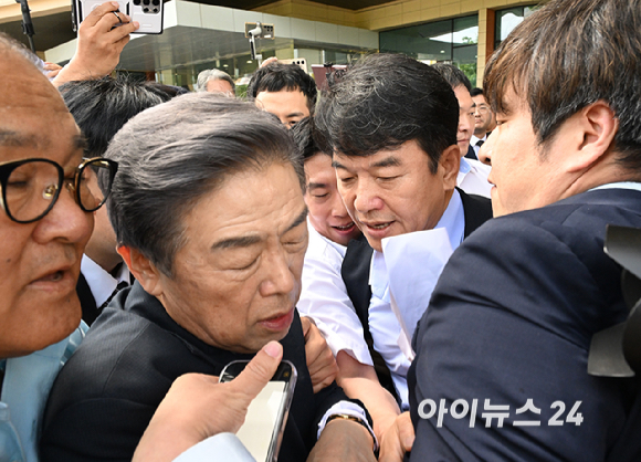 김형석 독립기념관장이 8일 오전 서울 여의도 국회 소통관에서 기자회견 후 퇴진을 요구하는 시민단체 회원들의 항의를 받으며 소통관을 나서고 있다. [사진=곽영래 기자]