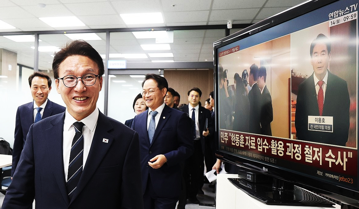 더불어민주당 김민석 대표가 14일 강원 춘천시 더불어민주당 강원도당에서 열린 강원 최고위원회의에 참석하고자 허영 의원, 우상호 도지사 등과 발걸음을 옮기고 있다. 2026.9.14 [사진=연합뉴스]