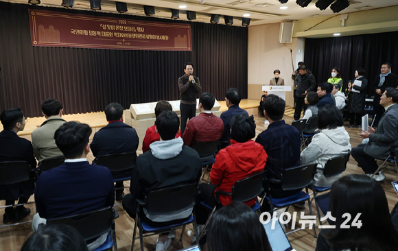 장동혁 국민의힘 대표가 13일 오전 서울 중구 쪽방촌을 찾아 주민에게 설맞이 선물을 전달하고 있다. [사진=정소희 기자]