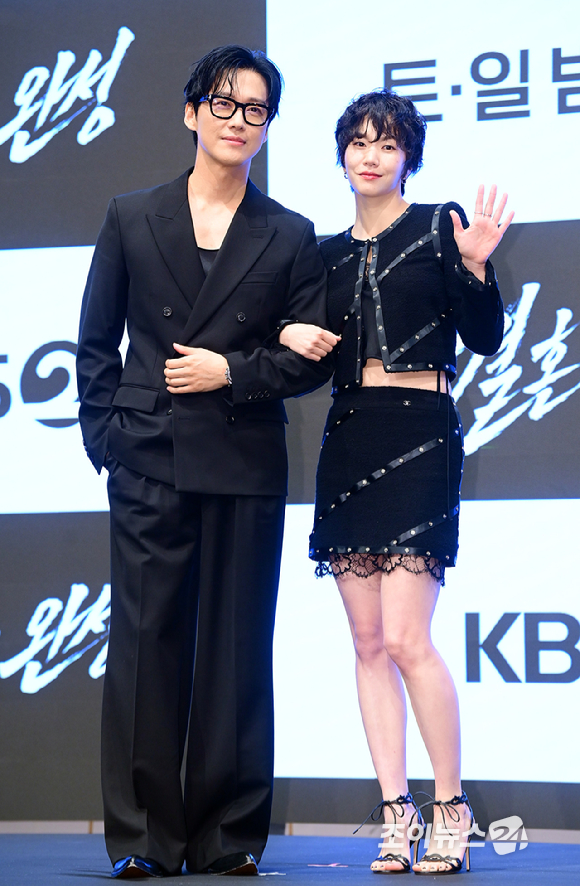 배우 남궁민과 이설이 1일 오후 서울 구로구 신도림동 더세인트에서 열린 KBS 2TV 새 토일 미니시리즈 '결혼의 완성' 제작발표회에 참석하고 있다. [사진=정소희 기자]