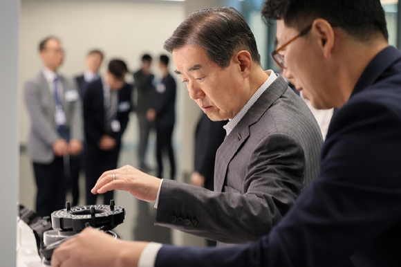 지난 5일 삼양디스커버리센터에서 열린 '삼양 이노베이션 R&D 페어 2025'에서 김윤 삼양홀딩스 회장이 전시 과제를 살펴보고 있다. [사진=삼양그룹]