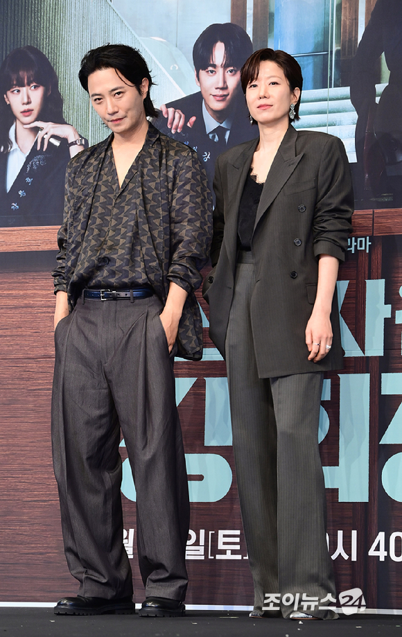 배우 진구와 전혜진이 28일 오후 서울 구로구 신도림동 더링크서울 트리뷰트 포트폴리오 호텔에서 열린 JTBC 새 토일드라마 '신입사원 강회장' 제작발표회에 참석하고 있다. [사진=정소희 기자]