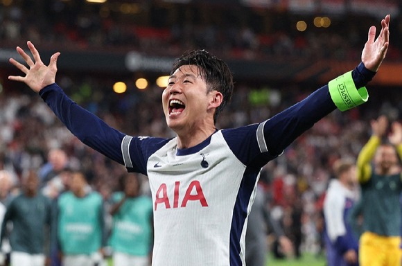 지난 8월 9일(현지시간) 미국 일리노이주 브리지뷰의 시트긱 스타디움에서 열린 시카고 파이어 FC와 로스앤젤레스 풋볼 클럽의 MLS 경기 후 로스앤젤레스 FC의 손흥민이 관중석을 바라보고 있다. [사진=AFP/연합뉴스]