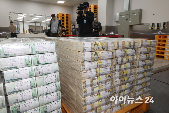 민족 대명절 설을 앞둔 11일 서울 중구 한국은행 본점에서 직원들이 시중은행으로 공급될 설 자금 방출 작업을 하고 있다. 2026.2.11 [사진=사진공동취재단]