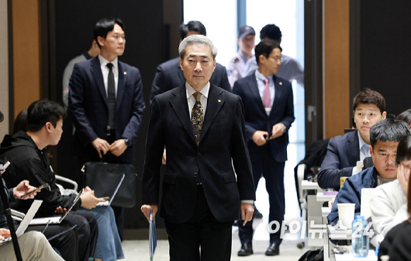 신현송 한국은행 총재가 22일 오전 서울 중구 한국은행에서 열린 금융통화위원회 본회의에 참석해 의사봉을 두드리고 있다. 2026.10.22. [사진=사진공동취재단]