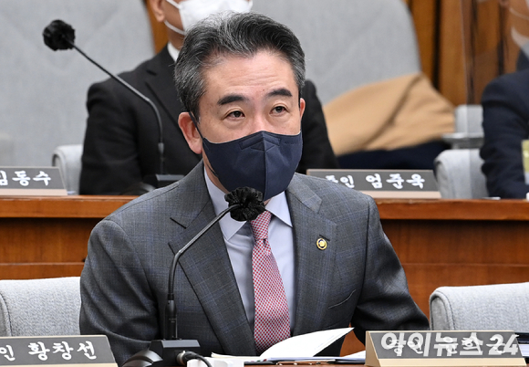 윤희근 경찰청장이 지난 4일 서울 여의도 국회에서 열린 용산 이태원 참사 진상규명과 재발방지를 위한 국정조사 1차 청문회에서 증인선서를 하고 있다. [사진=김성진 기자]