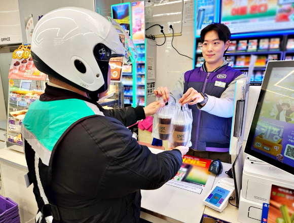 CU매장에서 get 커피를 배달하려는 모습. [사진=BGF리테일]