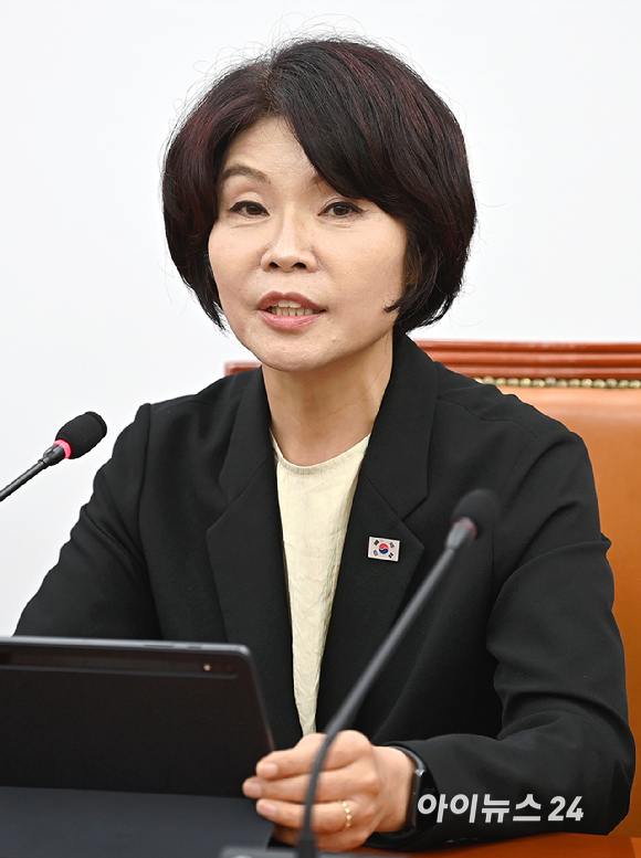 한정애 더불어민주당 신임 정책위의장이 5일 오전 서울 여의도 국회에서 열린 원내대책회의에서 발언하고 있다. [사진=곽영래 기자]