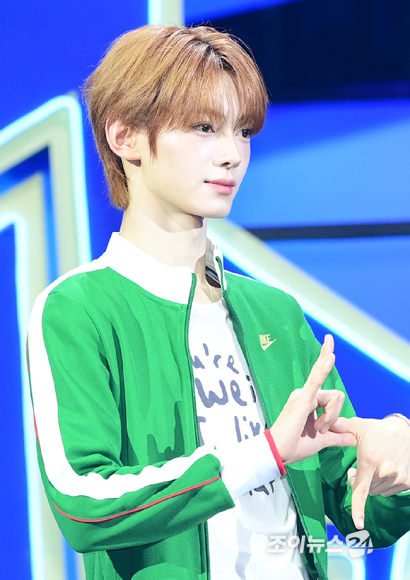 그룹 투어스 한진이 13일 오후 서울 광진구 예스24라이브홀에서 열린 투어스(TWS) 네 번째 미니앨범 'play hard' 발매 쇼케이스에 참석하고 있다. [사진=정소희 기자]