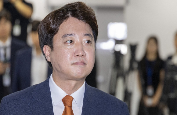 개혁신당 대표인 이준석 의원이 26일 국회 소통관에서 대표직 사퇴를 발표하기 위해 회견장에 들어서고 있다. 2026.8.26 [사진=연합뉴스]