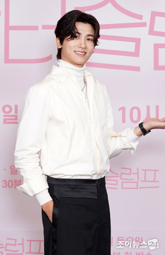 배우 박형식이 25일 온라인으로 진행된 JTBC 새 토일드라마 '닥터슬럼프' 제작발표회에 참석하고 있다. [사진=JTBC]