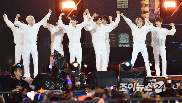 그룹 뉴진스(NewJeans)가 11일 오후 서울월드컵경기장에서 열린 '2023 새만금 세계스카우트 잼버리 K팝 슈퍼 라이브'에서 멋진 무대를 선보이고 있다. [사진=한국온라인사진기자협회 공동취재단]