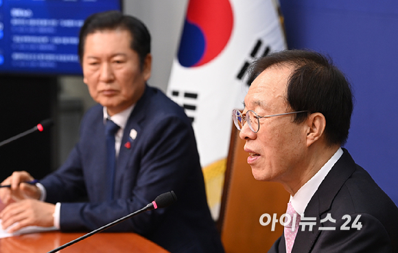 정청래 더불어민주당 대표가 11일 서울 여의도 국회에서 이석연 국민통합위원장을 접견해 기념촬영을 하고 있다. [사진=곽영래 기자]