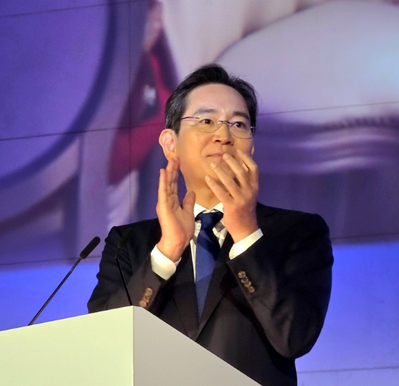 이재용 삼성전자 회장이 9월 30일(현지시간) 영국박물관에서 열린 KH컬렉션 순회전 갈라 디너에서 환영사를 하고 있다. [사진=삼성]