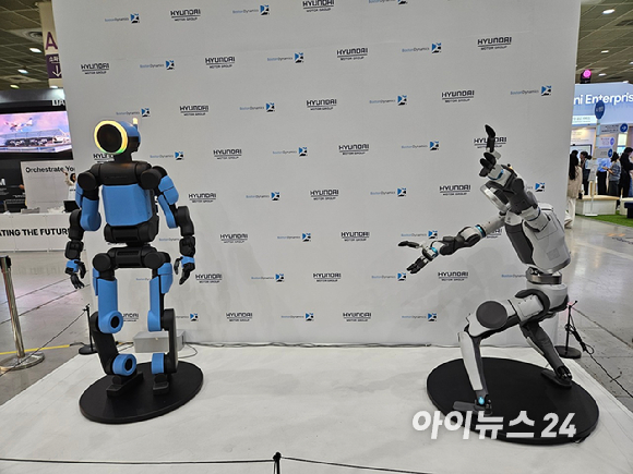 중국 휴머노이드 기업 '갤봇'은 차세대 휴머노이드 'ET1'의 개발 단계 플랫폼으로 테니스 코치와의 시합을 선보였다. [사진=설재윤 기자]