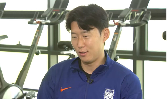 지난 8월 9일(현지시간) 미국 일리노이주 브리지뷰의 시트긱 스타디움에서 열린 시카고 파이어 FC와 로스앤젤레스 풋볼 클럽의 MLS 경기 후 로스앤젤레스 FC의 손흥민이 관중석을 바라보고 있다. [사진=AFP/연합뉴스]