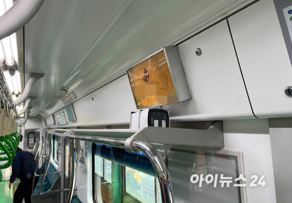 과기정통부와 이통3사는 28㎓ 5G 기반 와이파이를 지하철 2호선 성수지선에 구축했다. 사진은 지하철 객차에 와이파이6E 공유기가 설치돼 있는 모습.