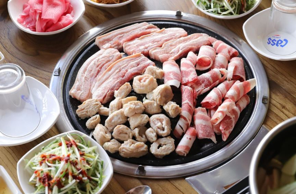 경기도 이천 한 고깃집에서 손님 6명이 약 16만원 상당의 음식을 먹고도 계산을 하지 않고 도주했다는 업주 주장이 제기돼 경찰이 수사에 나섰다. 사진은 해당 손님들. [사진=온라인 커뮤니티 캡처]