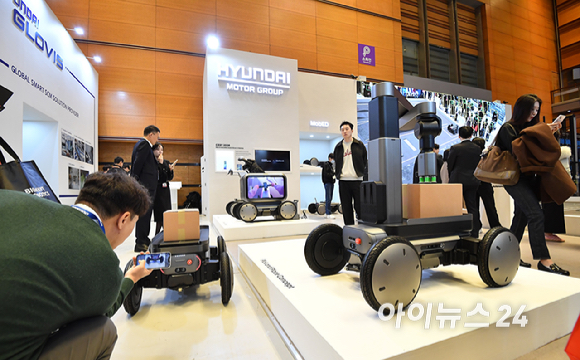 4일 오전 서울 강남구 코엑스에서 열린 2026 스마트공장&middot;자동화산업전(AW2026)에서 현대자동차그룹 로보틱스랩의 모베드(MobED)의 시연이 진행되고 있다. [사진=곽영래 기자]