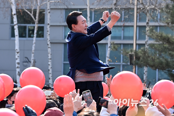 윤석열 국민의힘 대선후보가 7일 오전 경기도 구리역 광장에서 열린 "조선 왕조 500년 세계문화유산의 도시 구리의 품격" 경기 구리 유세에서 어퍼컷 세리머니를 하고 있다. [사진=김성진 기자]