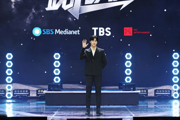 그룹 엔플라잉 이승협이 6일 온라인으로 진행된 SBS M '더 아이돌밴드' 제작발표회에서 포즈를 취하고 있다. [사진=SBS M, FNC엔터테인먼트, TBS]