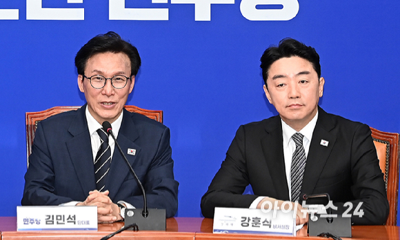 김민석 더불어민주당 신임 당대표가 18일 서울 여의도 국회에서 강훈식 대통령 비서실장과 홍익표 청와대 정무수석을 접견해 인사말을 하고 있다. [사진=곽영래 기자]