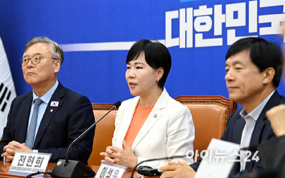 전현희 더불어민주당 3대 특검 대응 특별위원장이 1일 오전 국회에서 열린 김건희특검 파견검사 조기 복귀 요구 및 특검 진행상황 관련 회의에서 모두발언을 하고 있다. [사진=곽영래 기자]