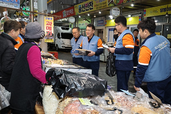 천시열 포항제철소장이 큰동해시장을 방문하여 명절 제수용품을 구매하고 있다. [사진=포스코]