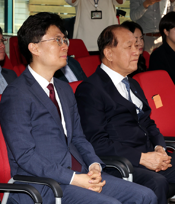 황우여 국민의힘 비대위원장과 조정훈(왼쪽) 총선백서 특위 위원장이 14일 오전 서울 여의도 국민의힘 중앙당사에서 열린 총선백서 특별위원회 전체회의에서 김선동 서울시당 위원장의 발언을 듣고 있다. [사진=뉴시스]